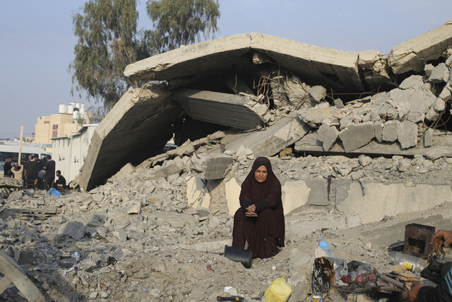 2023년 12월27일 팔레스타인 땅 가자지구 최남단 라파에서 한 주민이 이스라엘군의 폭격으로 무너진 건물 잔해에 앉아 시름에 잠겨 있다. AP 연합뉴스