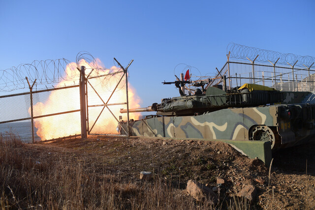 A South Korean tank fires during an exercise on Jan. 5 on the northwestern coast, near the border with North Korea. (courtesy of the Ministry of National Defense)
