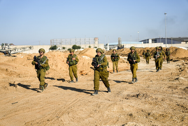 2023년 12월15일 가자지구 북부 지역에서 이스라엘군 병사들이 지상군 작전을 벌이고 있다. AP 연합뉴스