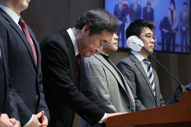 Lee Nak-yon, a lawmaker and former prime minister for South Korea, officially announces his departure from the top opposition Democratic Party and plans to create a new party on Jan. 11. (Yonhap)