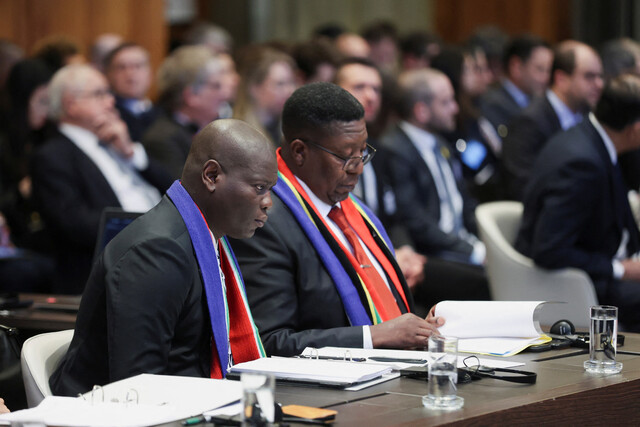 이스라엘의 가자지구 전쟁을 ‘집단살해죄’로 제소한 로널드 라몰라 남아프리카공화국 법무장관(왼쪽)과 부시무지 마돈셀라 네덜란드 주재 대사가 2024년 1월11일 국제사법재판소(ICJ)의 공개심리에 출석해 증언을 준비하고 있다. REUTERS