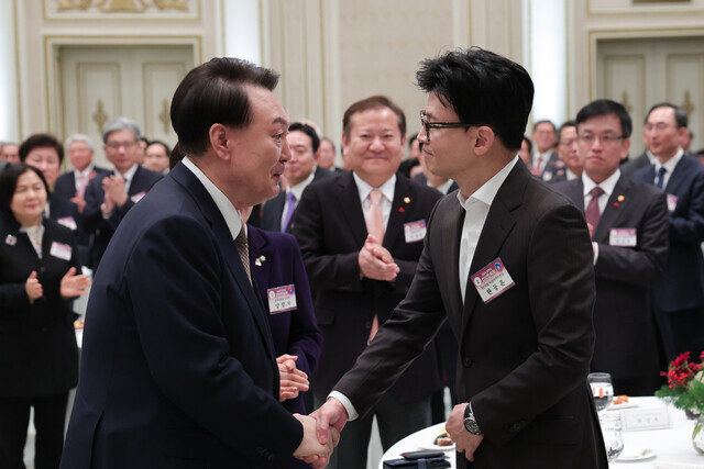President Yoon Suk-yeol of South Korea shakes hands with Han Dong-hoon, his former justice minister-turned-interim leader of the ruling People Power Party, during a New Year’s event on Jan. 3 at the Blue House. (courtesy of the presidential office)
