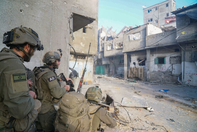2024년 1월29일 이스라엘군이 팔레스타인 땅 가자지구 남부 최대 도시 칸유니스에서 군사작전을 벌이고 있다. AFP 연합뉴스