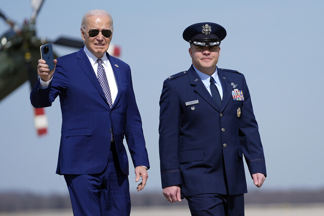 2024년 2월26일 조 바이든 미국 대통령이 매릴랜드주 앤드류스 공군기지에서 뉴욕으로 가기 위해 공군 1호기 쪽으로 향하고 있다. AP 연합뉴스
