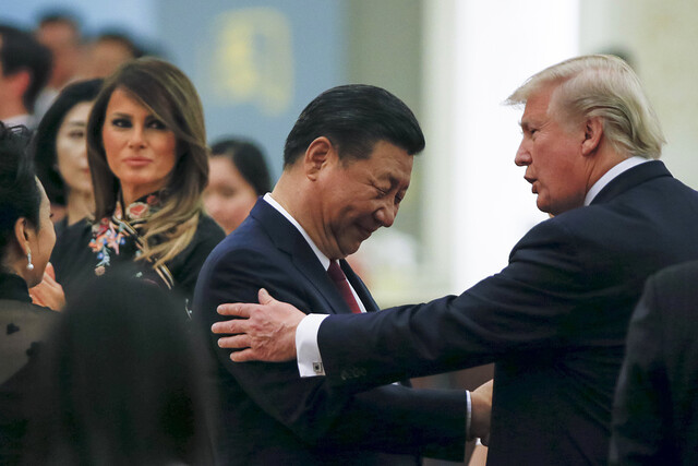 2017년 11월9일 중국 베이징 인민대회당에서 열린 국빈만찬에서 도널드 트럼프 당시 미국 대통령이 시진핑 중국 국가주석의 어깨에 손을 짚으며 인사를 나누고 있다. AP 연합뉴스