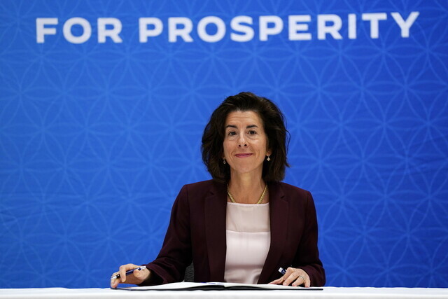 US Commerce Secretary Gina Raimondo takes part in a ministers meeting on Nov. 14, 2023, for the Indo-Pacific Economic Framework for Prosperity, where she signs a supply chain agreement known as Pillar II agreed upon in May of that year. (Yonhap)