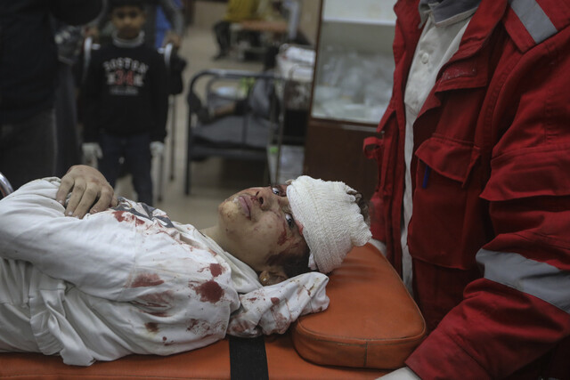 유엔 안전보장이사회가 ‘즉각 휴전’을 결의한 2024년 3월25일에도 이스라엘군은 팔레스타인 땅 가자지구에서 전쟁을 멈추지 않았다. 구급대원이 이스라엘군의 폭격으로 다친 주민을 가자지구 중부 데이르알발라의 알아크사병원으로 옮기고 있다. AP 연합뉴스