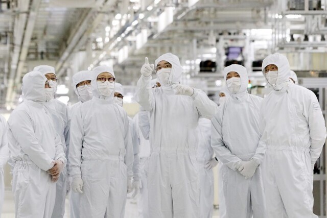 Samsung Electronics Chairman Lee Jae-yong (center) inspects a packaging line at his firm’s campus in Cheonan in February 2023. (courtesy of Samsung Electronics)