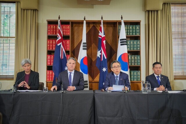 De Zuid-Koreaanse minister van Buitenlandse Zaken Cho Tae-yul (tweede van rechts) spreekt op een persconferentie na een ontmoeting tussen de ministers van Buitenlandse Zaken en Defensie van Zuid-Korea en Australië op 1 mei 2024. (met dank aan MOFA)