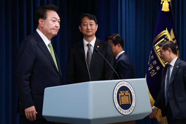 After remarks on gas and oil markets during a briefing on June 3, 2024, President Yoon Suk-yeol hands the mic to Industry Minister Ahn Duk-geun. (Yonhap)