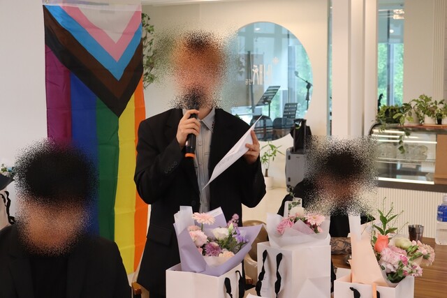 지난 20일 오후 서울 중구 ‘공간채비’에서 청소년 성소수자 지원센터 ‘띵동’이 개최한 청소년 성소수자 장학사업 ‘크리스킴 스칼라십’ 1기 장학증서 수여식에서 장학생들이 차례로 ‘1년 뒤 나의 모습’을 발표하고 있다. 청소년 성소수자 지원센터 ‘띵동’ 제공