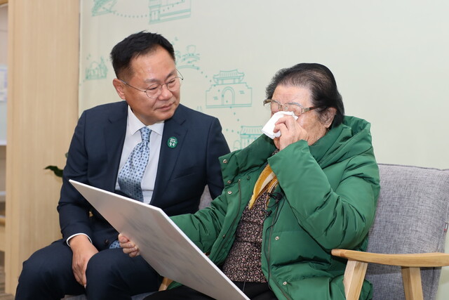 지난 22일 칠곡군청에서 열린 교과서 시 수록 자축 행사에서 이원순 할머니(오른쪽)가 감격하고 있다. 왼쪽은 김재욱 칠곡군수. 칠곡군 제공