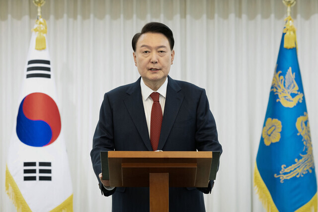 윤석열 대통령이 14일 자신의 탄핵소추안이 국회 본회의에서 가결된 뒤 관저에서 대국민 담화를 하고 있다. 대통령실 제공