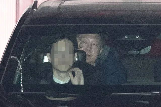 내란 우두머리와 직권남용 권리행사 방해 혐의로 공수처에 체포된 윤석열 대통령이 지난 15일 정부과천청사 고위공직자범죄수사처에서 조사를 마친 뒤 서울구치소로 향하고 있다. 공동취재사진