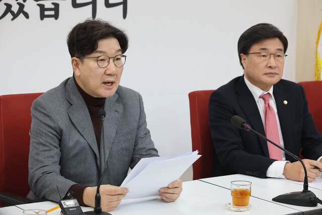 권성동 국민의힘 원내대표(왼쪽)가 2일 오전 서울 여의도 국회에서 열린 현안 관련 기자간담회에서 발언하고 있다. 오른쪽은 김대식 원내수석대변인. 연합뉴스