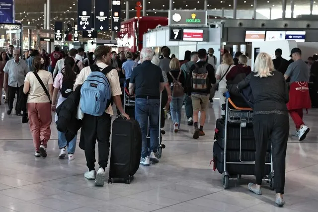 프랑스 ‘관제사 파업’…파리 공항 항공편 40% 취소 …