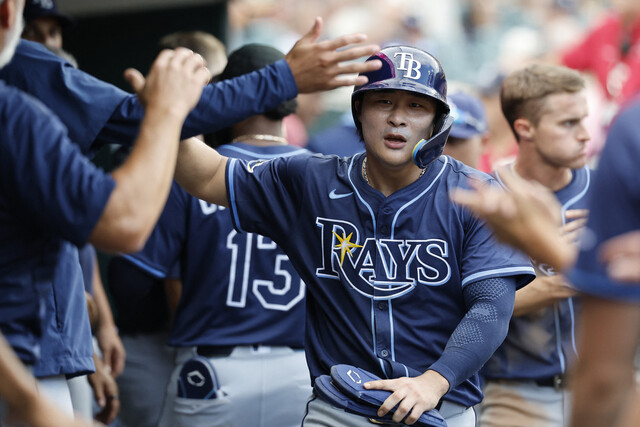 Tampa Bay Race Kim Ha -sung rejoices with his colleagues in the Dugout after scoring six times in the 2025 Major League (MLB) Detroit Tigers at Detroit Come Merica Park in Michigan, USA. Detroit/Imagine Image Yonhap News