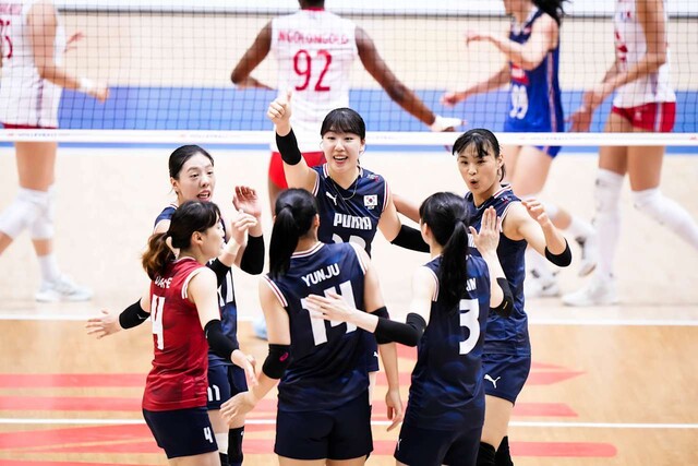 The Korean women's volleyball team is delighted after scoring in the match against France with the 2025 International Volleyball Federation (FIVB) Volleyball League in Chiba, Japan on the 13th. Bali Ballnation League Nuri House