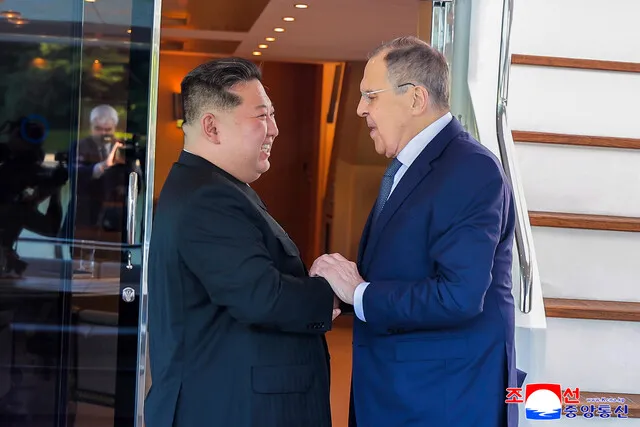 원산 찾아가 김정은 만난 러시아 외교장관, ‘한반도 중…