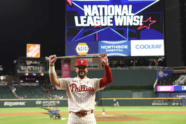 Philadelphia Phillies Kyle Schwaber is pleased with the trophy after being selected as the best player in the 2025 Major League All -Star Game (MVP) held at the Atlanta Truist Park in Georgia. Schwabber led the National League victory by three home runs in the extension home run Derby (Swing Off). Atlanta/Imagine Image Yonhap News