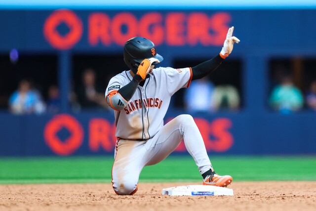 San Francisco Giants Lee Jung -hu plays the first batter in the 2025 Major League (MLB) Toronto Blue Jays at the Toronto Rogers Center in Ontari, Canada, on the 21st. Toronto/AFP Yonhap News