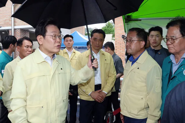 산청 호우 현장 찾은 이 대통령 “재난지역 빨리 지정할…