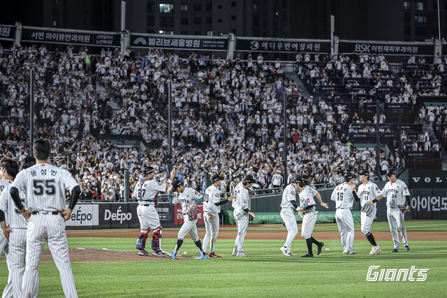 Lotte Giants are delighted after winning the match with Kia (KIA) Tigers on the 27th. Lotte won five consecutive games on the day, and Kia lost six consecutive games.