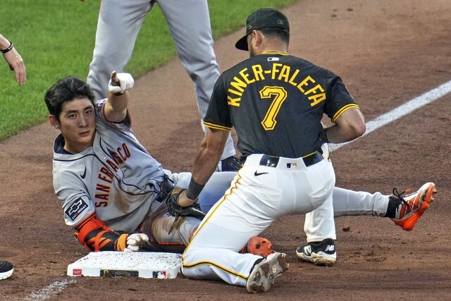 San Francisco Giants Lee Jung -hu is pleased after hitting three RBIs in the 2025 Major League (MLB) Pittsburgh Pirates at the Pittsburgh P & C (PNC) park in Pennsylvania, USA on the 5th. Pittsburgh/AP Yonhap News