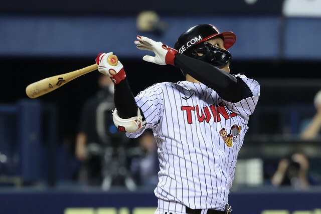 LG Twins Moon Bo -kyung is playing a three -point home run with Doosan Bears at Jamsil Baseball Stadium in Seoul on the 5th. LG won the league alone with the victory. Provided by LG Twins