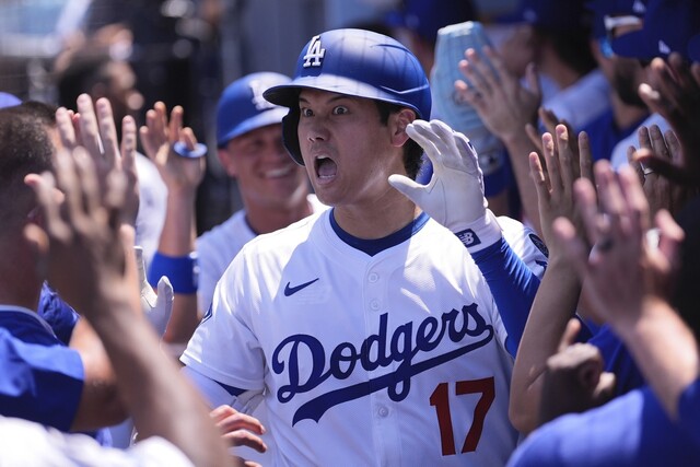 Los Angeles (Los Angeles) Dodgers Otani Shohei is pleased with his colleagues in the Dugout after hitting two home runs in the St. Louis Cardinals and the home run at the Los Angeles Dodgers Stadium in California. Los Angeles/AP Yonhap News