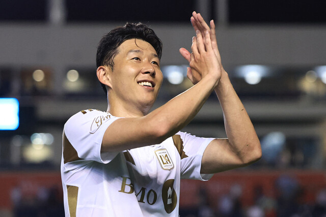 LAFS Son Heung -min is greeted by the crowd after making his debut on the 10th. Illinois/AFP Yonhap News