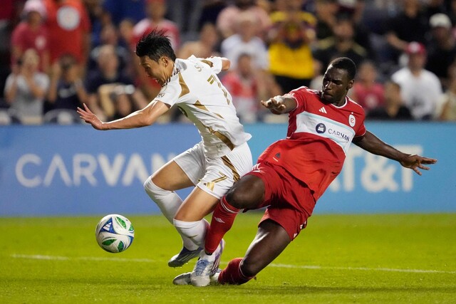 Son Heung -min, Los Angeles (LAFC), is getting a penalty by falling over the tackle of his opponent's defensive Carlos Terran in the 2025 US professional football (MLS) debut on the 10th. Illinois/AFP Yonhap News