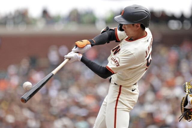 San Francisco Giants Lee Jung -hu plays the 10th three -season third season in the 7th season in the 2025 Major League (MLB) San Diego Padris at the San Francisco Oracle Park, California, USA on the 14th. San Francisco/AP Yonhap News