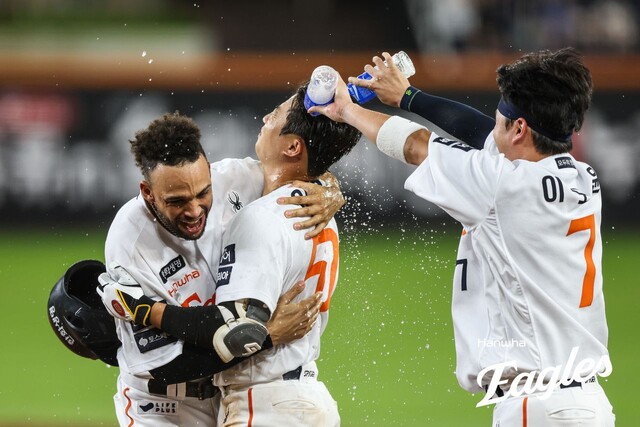 Hanwha Eagles Lee Won -suk is receiving congratulations from his colleagues after picking up the end of the 11th end of the 2025 KBO League Lotte Giants at the Hanwha Life Ball Park in Daejeon on the 14th. Hanwha Eagles provided