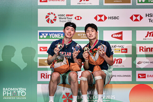 Seo Seung-jae and Kim Won-ho, the No. 1 badminton men's doubles world rankings, have taken a commemorative photo after winning the Japan Open in July. Provided by the Korean Badminton Association