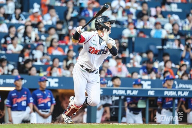 Choi Won -joon, who moved to Kia (KIA) Tigers to NC (NC) Dinos on the 28th of last month, hits in the match against Hanwha Eagles on the 15th. Provided by NC Dinos