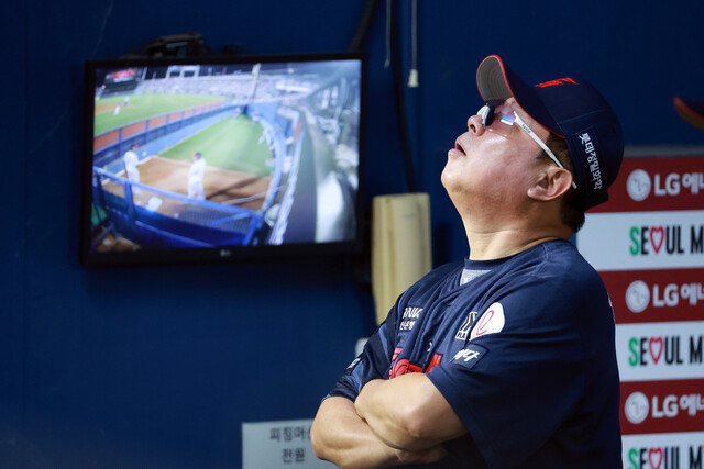 Lotte Giants Kim Tae -hyung is watching the sixth attack with the 2025 KBO League LG Twins held at Jamsil Baseball Stadium in Seoul on the 20th. Yonhap News