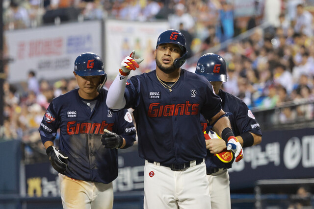 Lotte Giants Victor Ray Yes is heading for Dugout after a three -point home run in the game with LG Twins at the Jamsil Baseball Stadium in Seoul on the 20th. Yonhap News