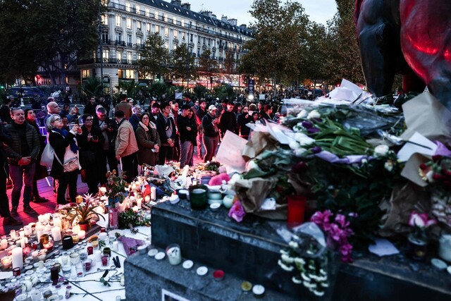 13일 프랑스 파리 레퓌블리크 광장에 시민들이 파리 테러 10주기를 추모하며 헌화하고 있다. 이곳은 2015년 11월13일 파리 테러 직후에도 시민들이 꽃과 초를 놓아두고 희생자들을 애도했던 장소다. AFP 연합뉴스