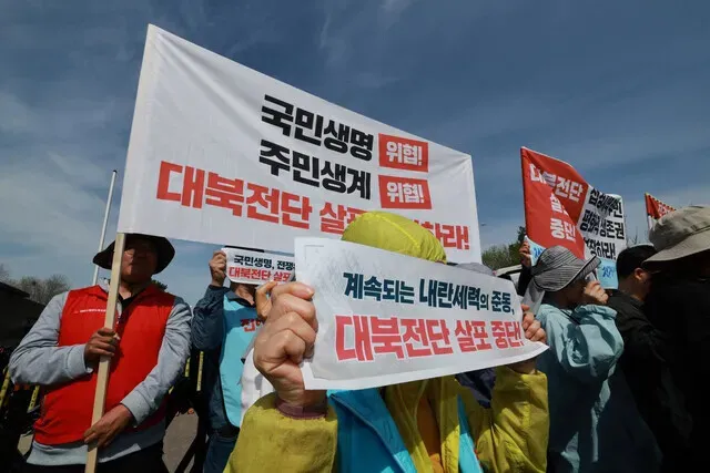 A coalition of civic groups in Paju calling for peace holds a rally condemning leaflet launches by families of victims of abduction by North Korea at Imjingak, near the inter-Korean border, on April 23, 2025. (Jung Yong-il/Hankyoreh)
