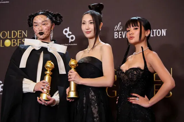 Audrey Nuna (left), Ejae (center), and Rei Ami (right) pose with their trophies after winning the best original song award for “Golden” at the 83rd Golden Globes, held at the Beverly Hilton in Beverly Hills, CA, on Dec. 12, 2025. (AP/Yonhap)