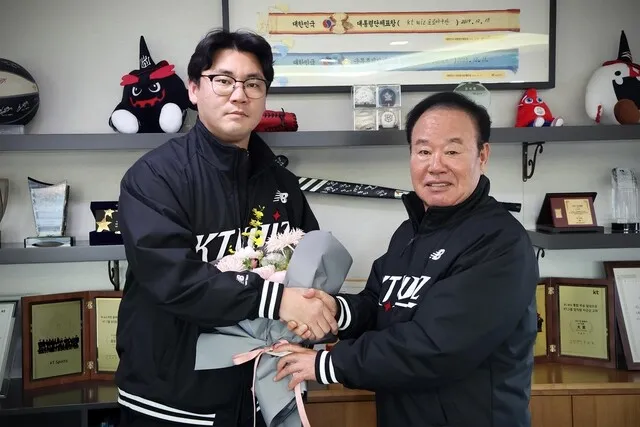 프로야구 FA 장성우, KT와 2년 최대 16억원 재계약 - 뉴스 썸네일 이미지