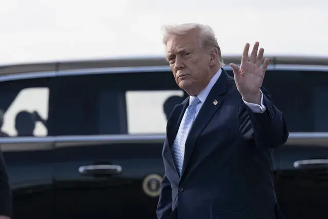 US President Donald Trump waves to reporters at Palm Beach International Airport in Florida on March 20, 2026. (AFP/Yonhap)