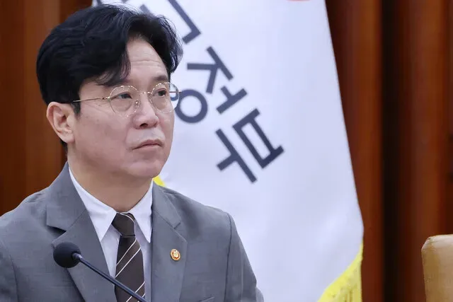 Labor minister mediates 11th-hour talks between Samsung union and management