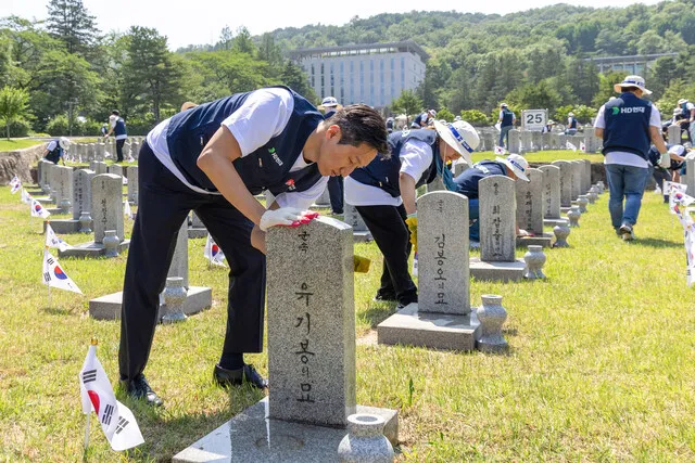 현충원 비석 닦은 HD현대 정기선...한국전쟁 참전국 추모시설 건립 지원 - 뉴스 썸네일 이미지