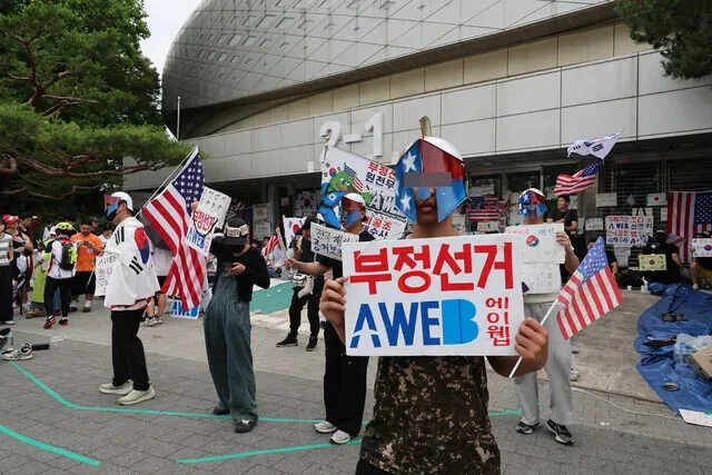 On June 17, 2026, protests continued outside the handball arena in Seoul&rsquo;s Olympic Park, which served as a ballot processing center for the June 3 local elections. (Ryu Woo-jong/Hankyoreh)