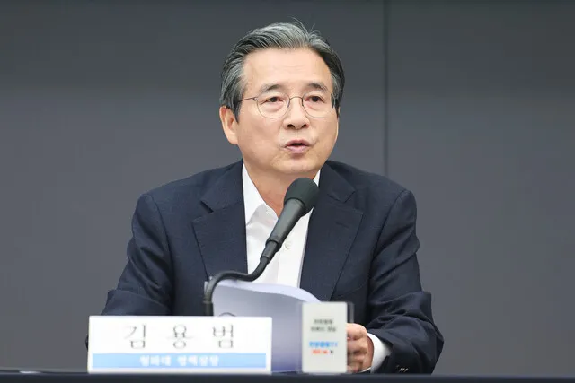 김용범 "부동산 절박하게 해법 찾아야...전·월세 대책도 보는 중" - 뉴스 썸네일 이미지