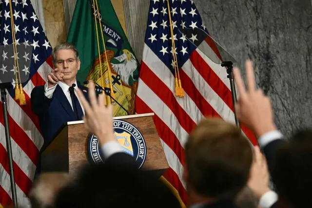 After the Donald Trump administration announced an ‘outcast operation’ on the 24th (local time), saying it would sanction even third countries trading with Iran to choke off the Iranian economy, the government began assessing whether Korean companies and financial institutions could also be affected. U.S. Treasury Secretary Scott Bessent made the announcement that day at the Treasury Department building in Washington