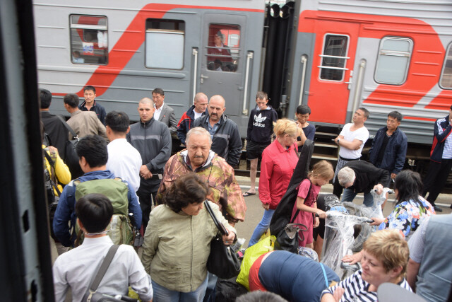 내가 시베리아에 빠져든 것은 남북철도 연결사업이 본격적인 궤도에 오른 2003년이었다. 공사용 자재를 실은 화물열차를 몰고 임진강 철교를 넘으면서 이 철길이 이어지면 어디까지 갈 수 있을까 생각했다. 이르쿠츠크역에서 시베리아 횡단열차에 오르는 여행자들 모습.