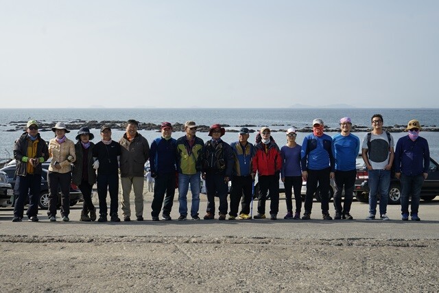 카메라는 꺼내도 그만, 안 꺼내도 그만이다. 사진 치유는 ‘이미지’로만 이뤄지는 게 아니라 자기감정을 만나는 과정을 만드는 것으로 충분하다. ‘주꾸미 낚시 출사’ 일행이 함께 포즈를 취했다.